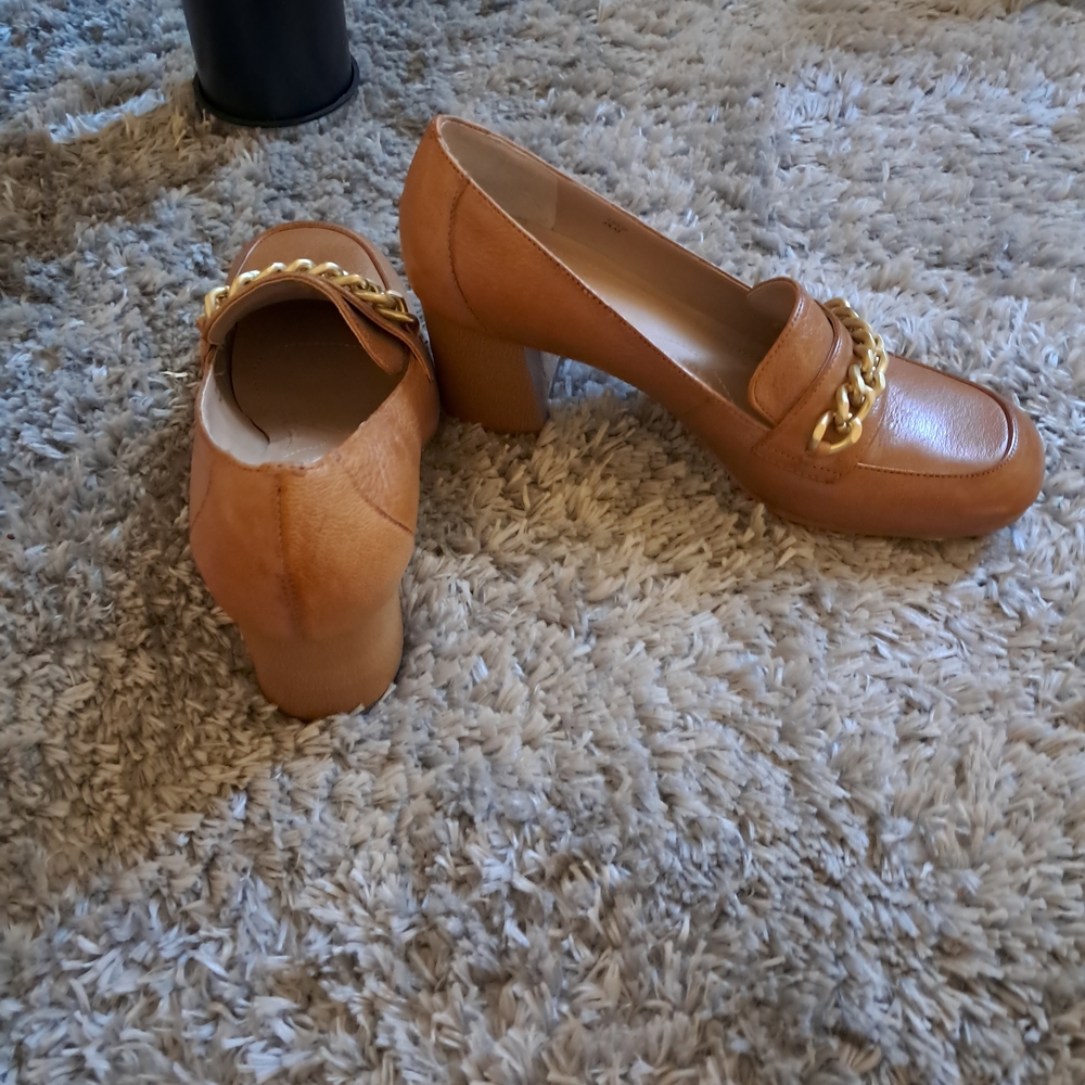 Tahari Brown Loafers with Gold Chain - Picture 4 of 6